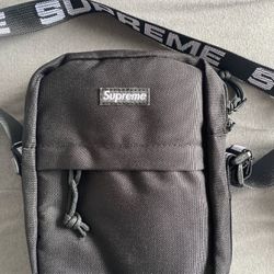 supreme hand bag