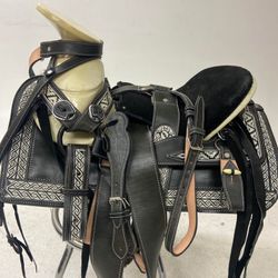 Monturas charras bordadas con fuste amplio