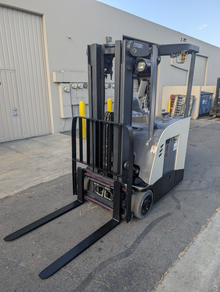 Crown RC5535-30 Stand Up Counterbalance Forklift