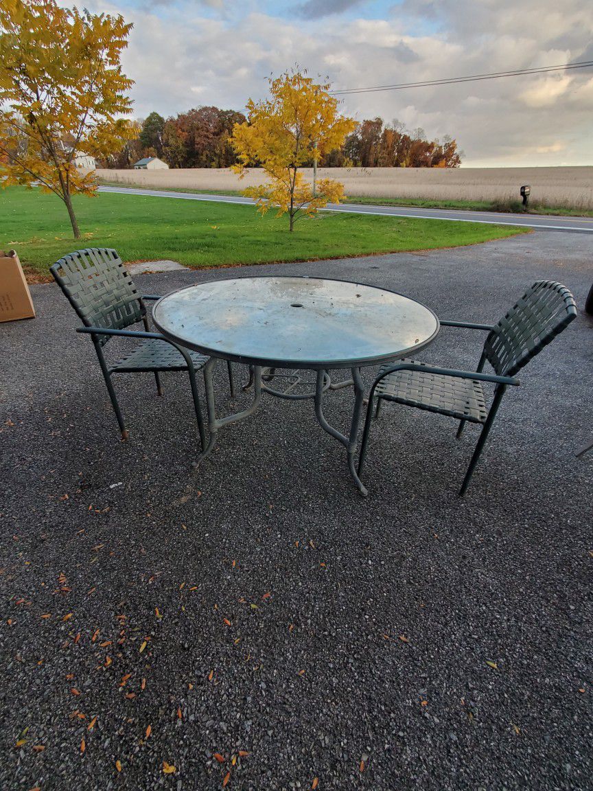 Indoor/ Outdoor round table with 2 chairs