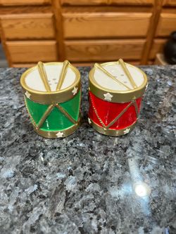 Vintage Ceramic Drums Red and Green Pair of Salt And Pepper Shakers. Size approximately 2 inches tall and 2 inches wide. Brand new never used. Has