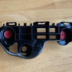 2018 - 2023 TOYOTA CAMRY FRONT LEFT DRIVER SIDE BUMPER BRACKET RETAINER OEM