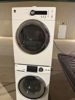Like New GE  24 in Apartment Size Stackable  washer & Dryer, can go side by sideLike New GE  24 in Apartment Size Stackable  washer & Dryer, can go si