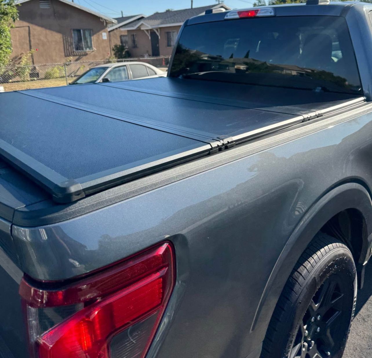 04-25 Ford F-150 5.5ft Hard Tri Fold Bed Cover