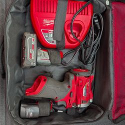 Milwaukee M12 3/8" Impact Kit
