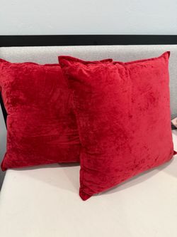 Martha Swart red velvet accent pillow set