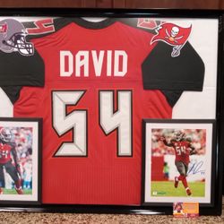 LAVONTE DAVID OF THE TAMPA BAY BUCCANEERS CUSTOM STITCHED FRAMED JERSEY AUTOGRAPH SIGNED WITH COA.