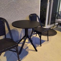 Shavieh Table And Chairs 