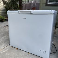 HOTPOINT 8.8 CU. FT. MANUAL DEFROST CHEST FREEZER