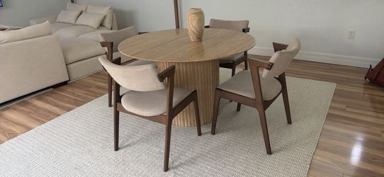 Set of 4 dining chairs
