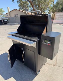 TRAEGER SILVERTON 810 PELLET GRILL SMOKER USED WIRKS GREAT