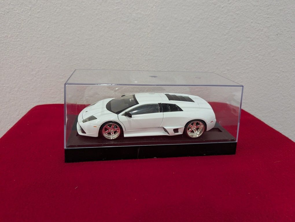 Jada 1/24 Scale Diecast Lamborghini Murcielago LP 640 White with Clear Plastic Display Showcase Collectible