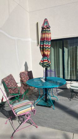 Patio Table W/ 4 Chairs And Umbrella