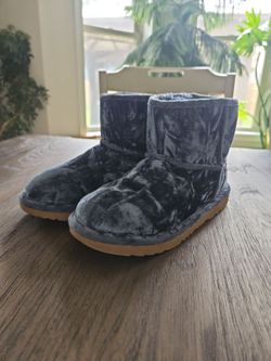 UGG Classic Mini II Youth 5 Women’s 6.5/7 Blue Crushed Velvet Pull On Boots New