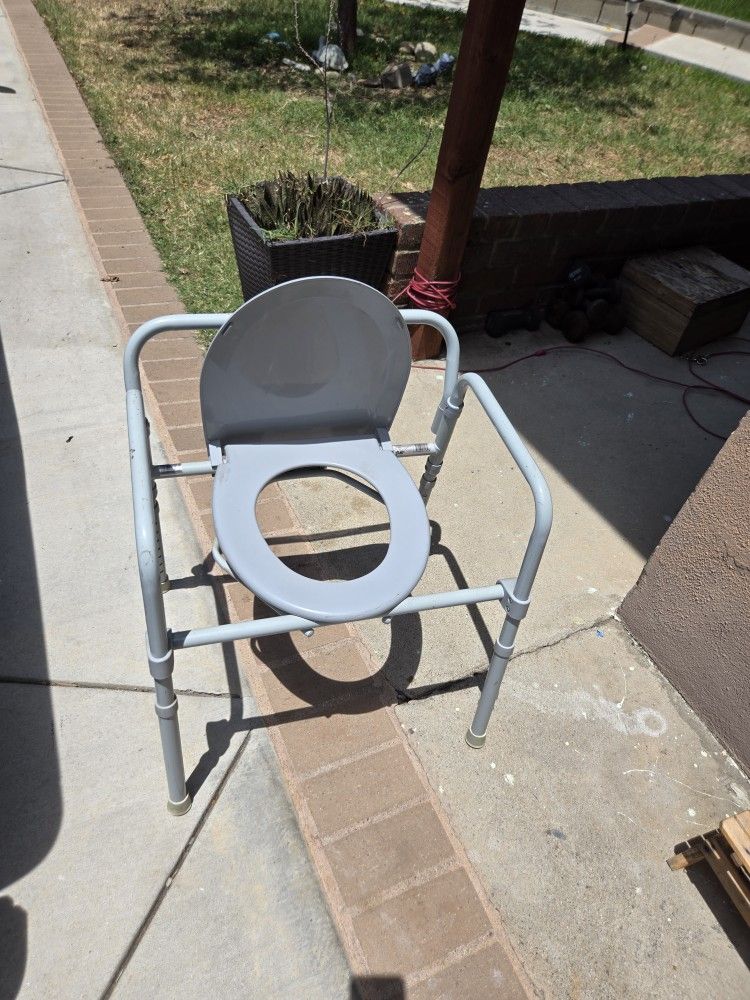 Aldult Potty Chair With Handhelds
Also can be used for camping
