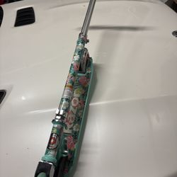 Razor Kids Scooter Green W Flowers 