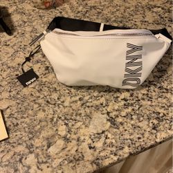 DKNY Tilly medium, zippered, sling bag, New