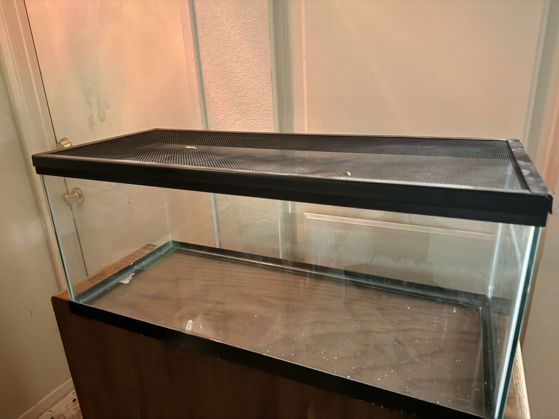 Habitat With Metal Lid