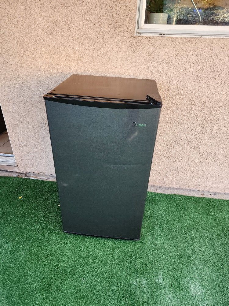 Midea Mini Fridge 