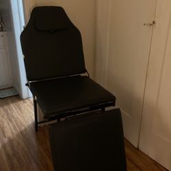 spa chair - facials - eyebrows- tatto - lashes 