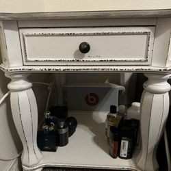 Magnolia Manor Antique White End Table