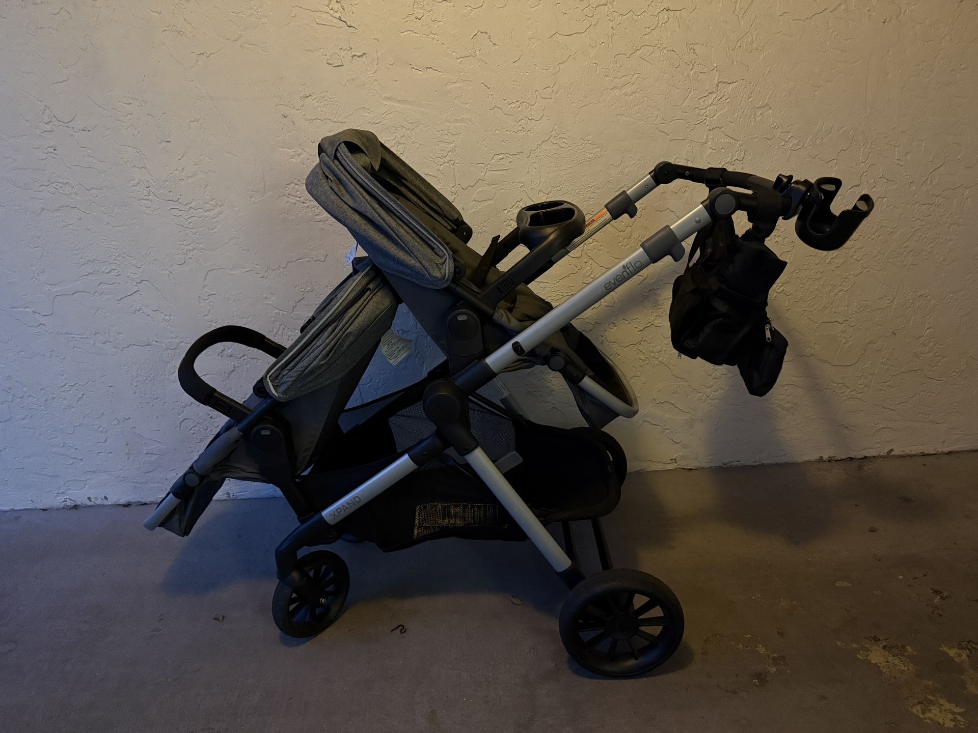Evenflo Pivot Xpand Modular Travel System with LiteMax Infant Car