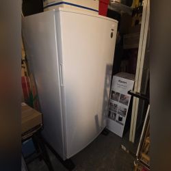 Whirlpool 15.7-cu ft Frost-free Upright Freezer White 60.34"T X 30.25" W X 29.13"D