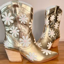 New Betsey Johnson TEDDYY GOLD Booties Size 5