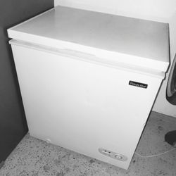 Magic Chef

7.0 cu. ft. Chest Freezer in White
