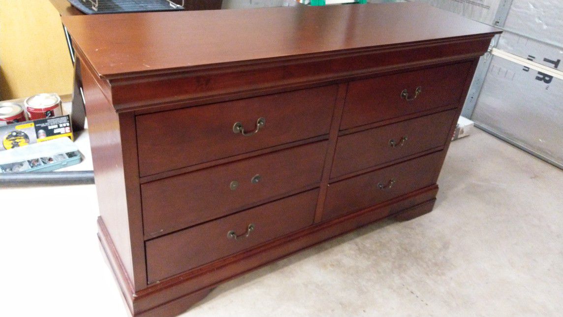 Dresser in excellent condition, optional another tall dresser and matching full bed. Please text at7033982540