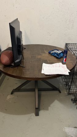Wood and metal round table