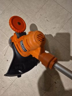 Black and Decker weed whacker, sidewalk trimmer.
In working condition, ready to cut grass.