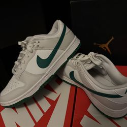 2 pairs of Nike dunk lows size 9