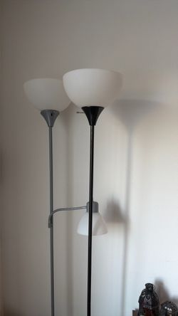 2 lamps with bulbs