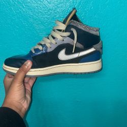 3.5Y Nike Air Jordan 1 Mid SE Craft "Inside Out" sneakers in the Obsidian colorway. 