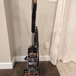 Vacuum Cleaner Shark Duo Clean Lift away, Used Only Around  House. Works Like New.