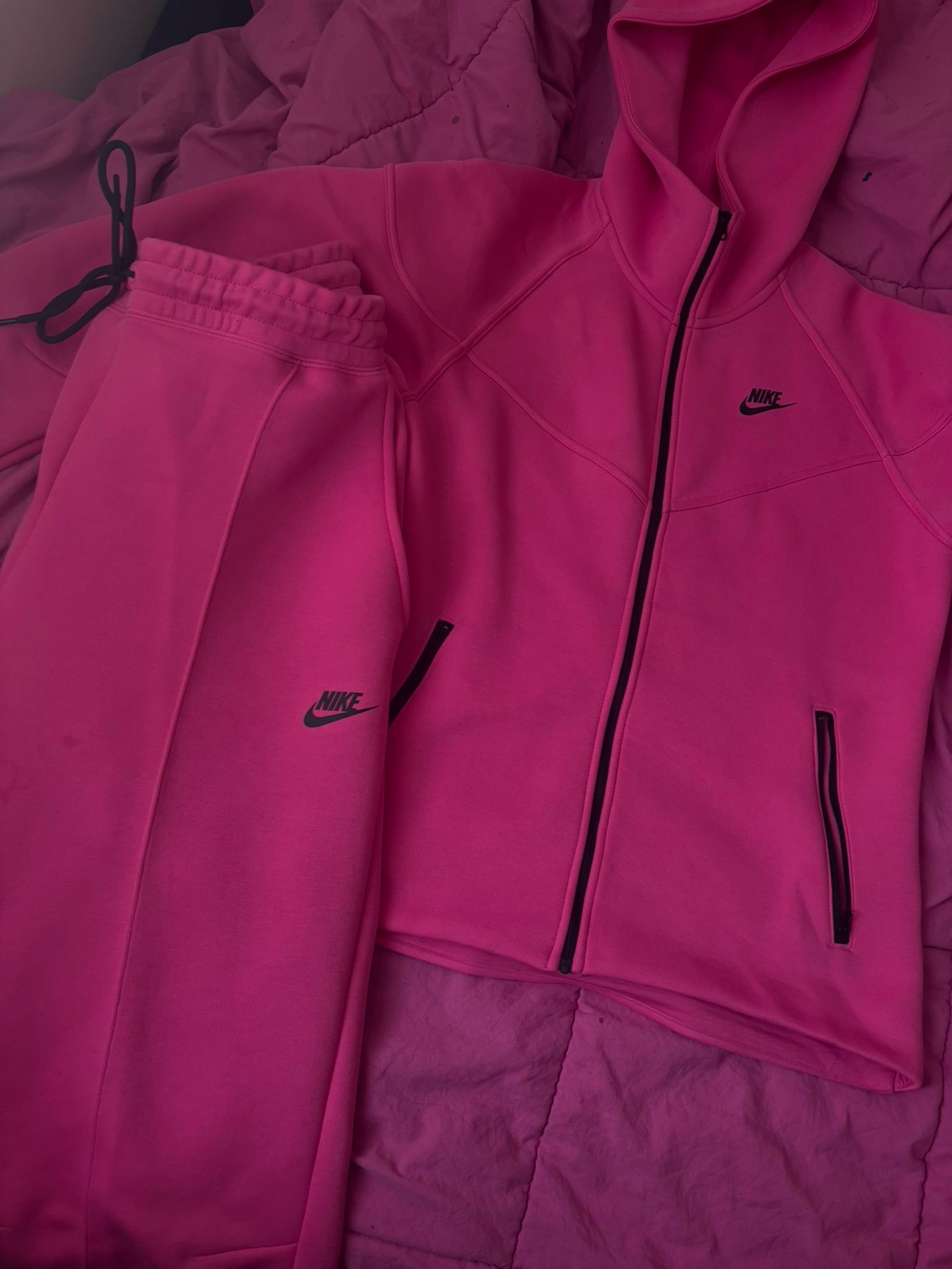 pink women’s nike tech
