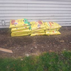 12 BAGS 25QT MIRACLE GROW POTTING MIX