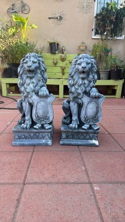 2 Lion Statue  2 Ft Tall Lightweight