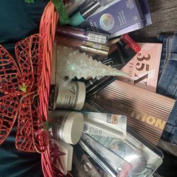 XMAS MAKE UP BASKET 
