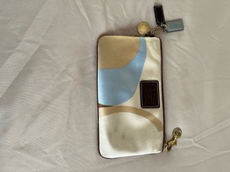 It’s very cute wallet made by coach