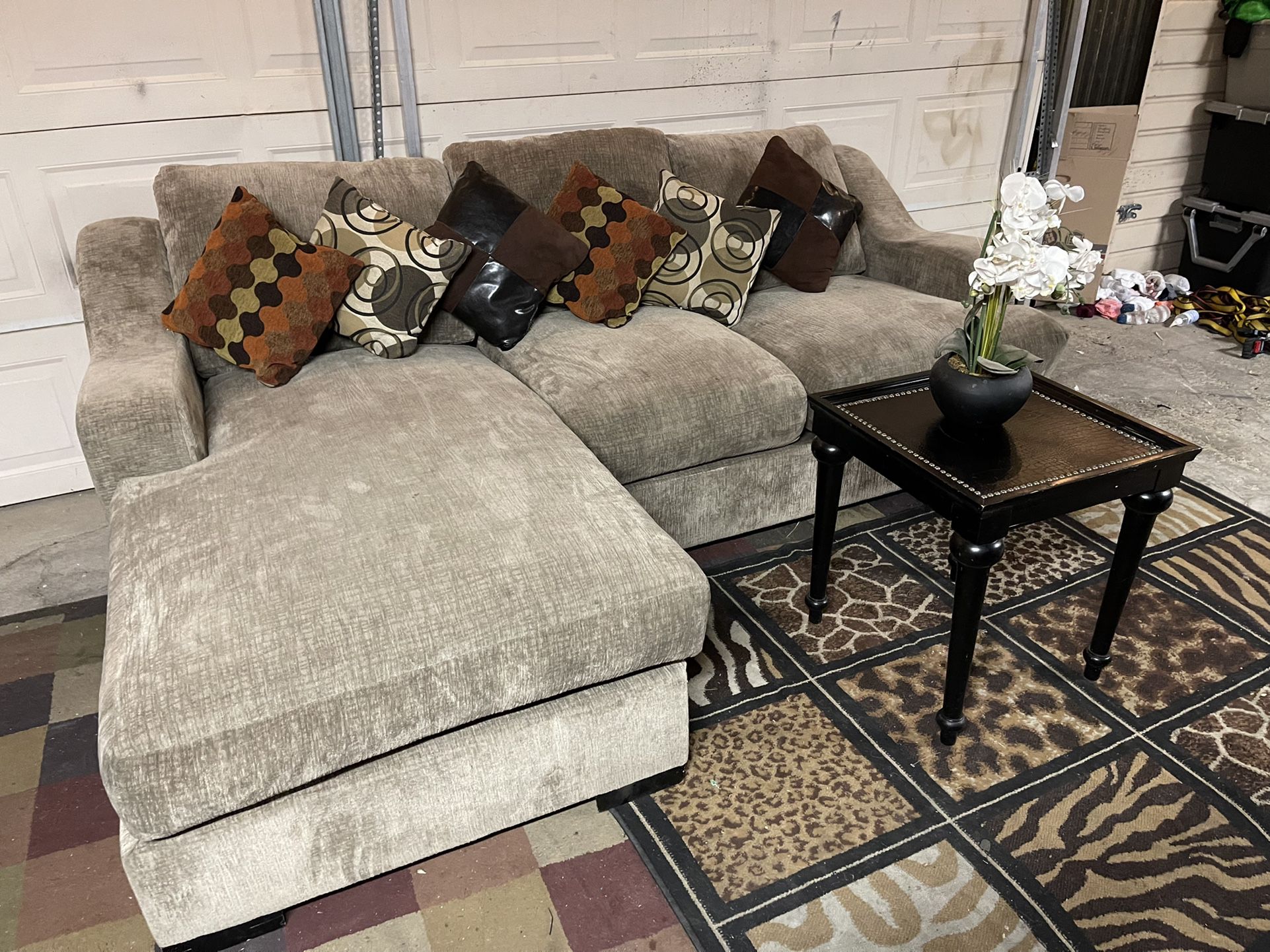 BEAUTIFUL SECTIONAL COUCH WITH TABLE…FREE DELIVERY AVAILABLE🚛🚛🚛