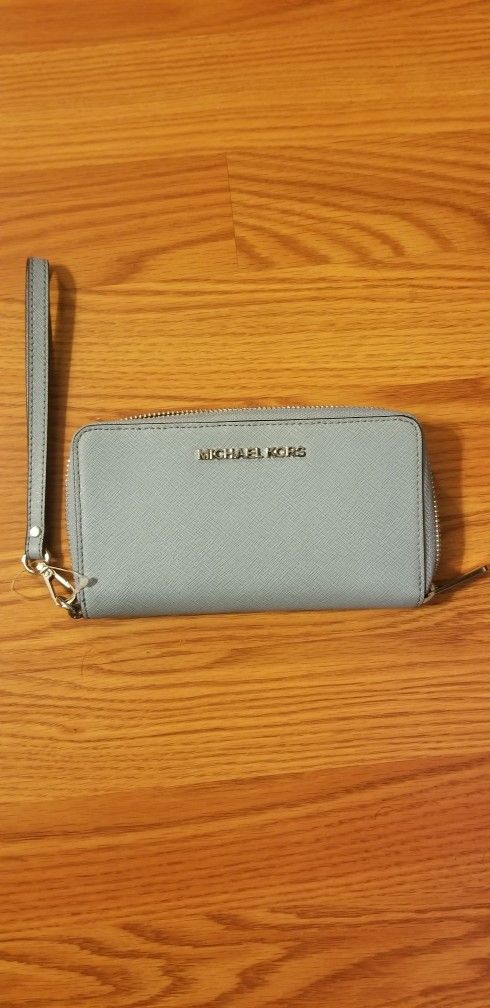 NEW MICHAEL KORS POWDER BLUE PHONE & WALLET WRISTLET

