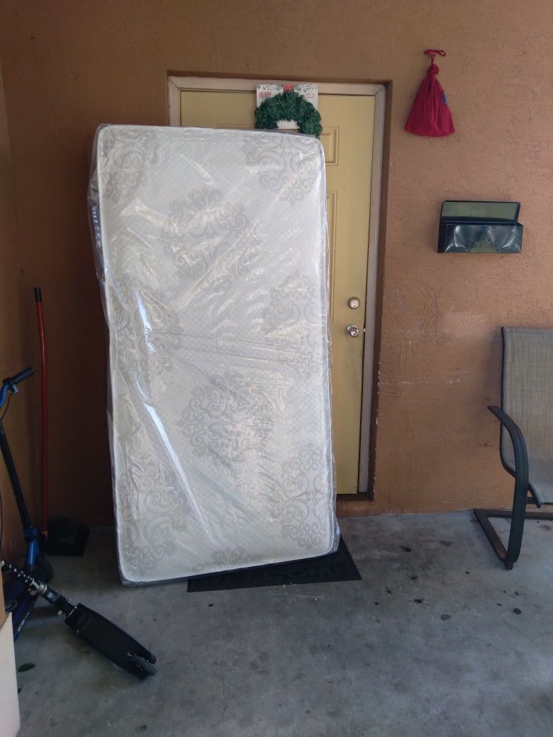 Mattresses: twin full  queen regular  Colchon Nuevo Colchones plush or pillow top available cama bed mattress