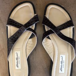 Eddie Bauer Women’s NWT Brown Faux Croc Flat Sandles Size 9