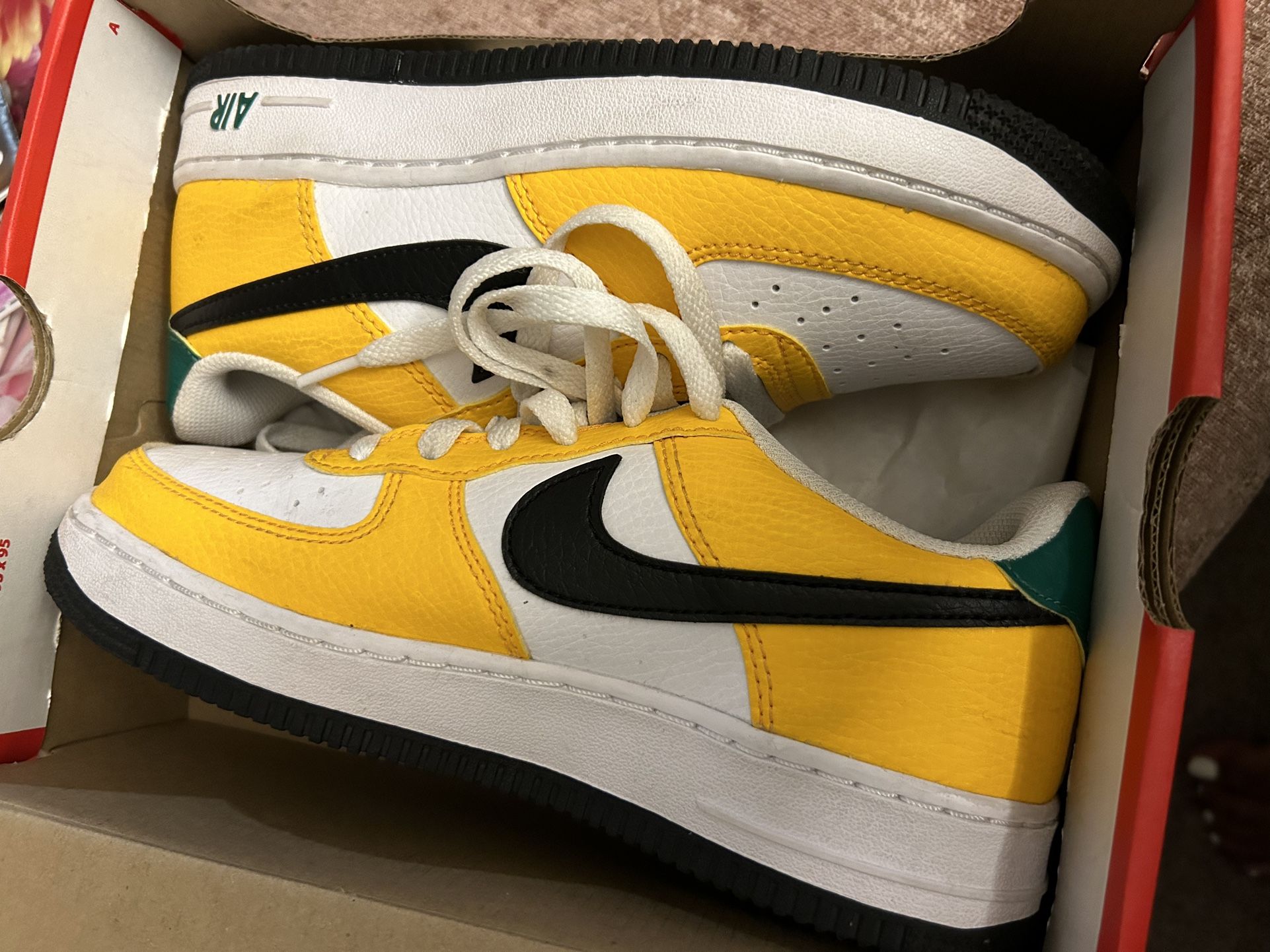 NIKE AIR FORCE FOR SALE! ONLY WORN ONCE