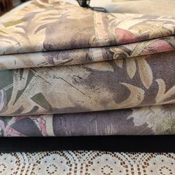 King Size Sheet Set. Includes Pillow Cases. Like New