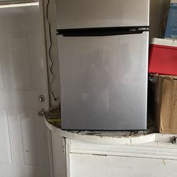 Refrigerador Pequeño for Sale in Fontana, CA - OfferUp
