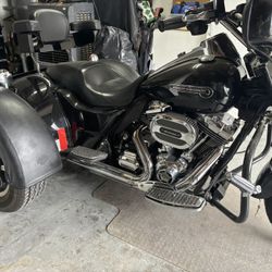Harley Davidson 2015 Freewheeler Low miles, With Extras. No