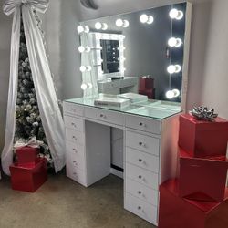 Vanity Table Set With Mirror Warehouse Clearance & Display Liquidation